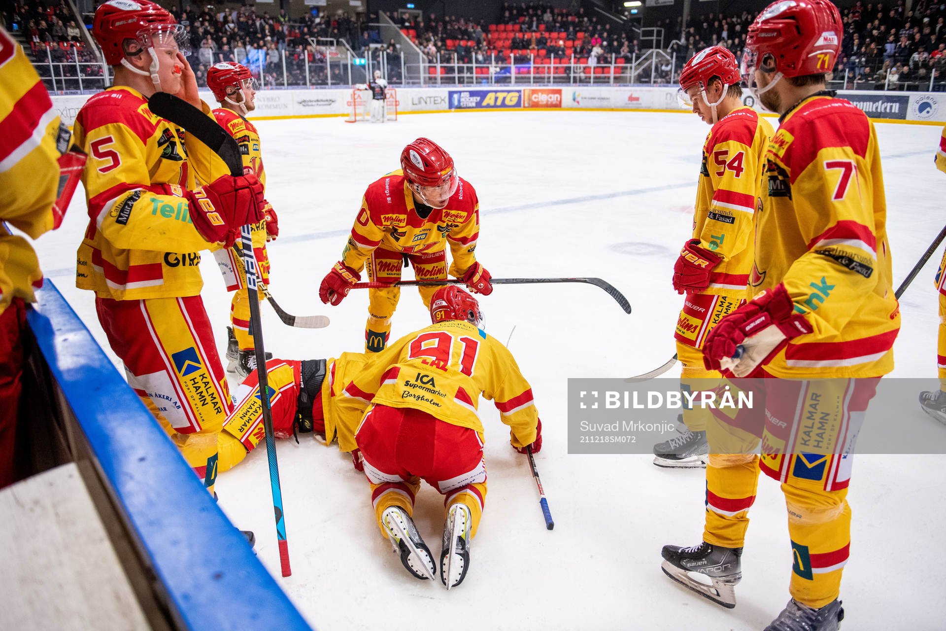 Kalmars Robin Dahlstedt har ont får hjälp av Victor Laz