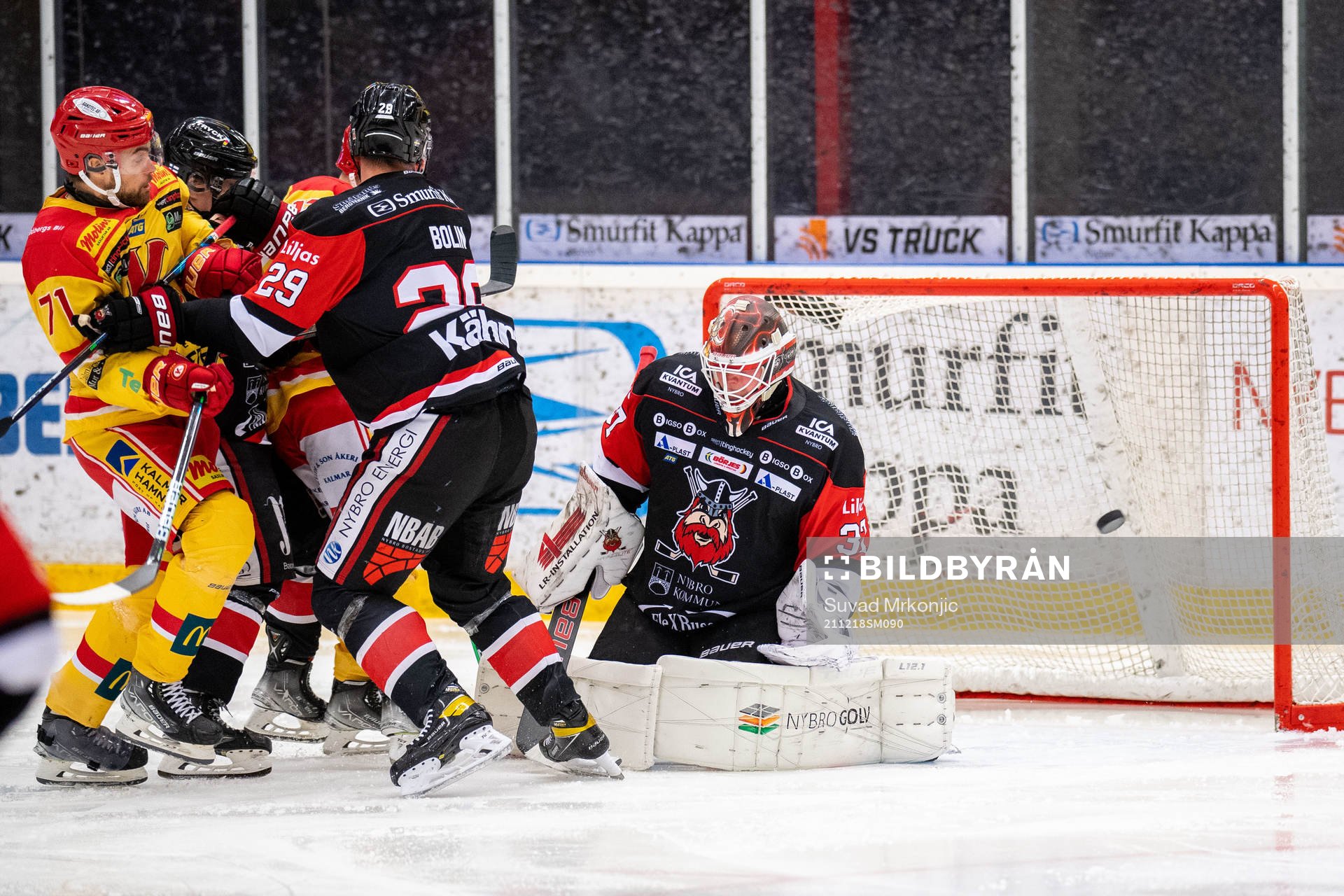 Kalmars Gabriel Olsson och Nybros Viktor Bolin och målvakt