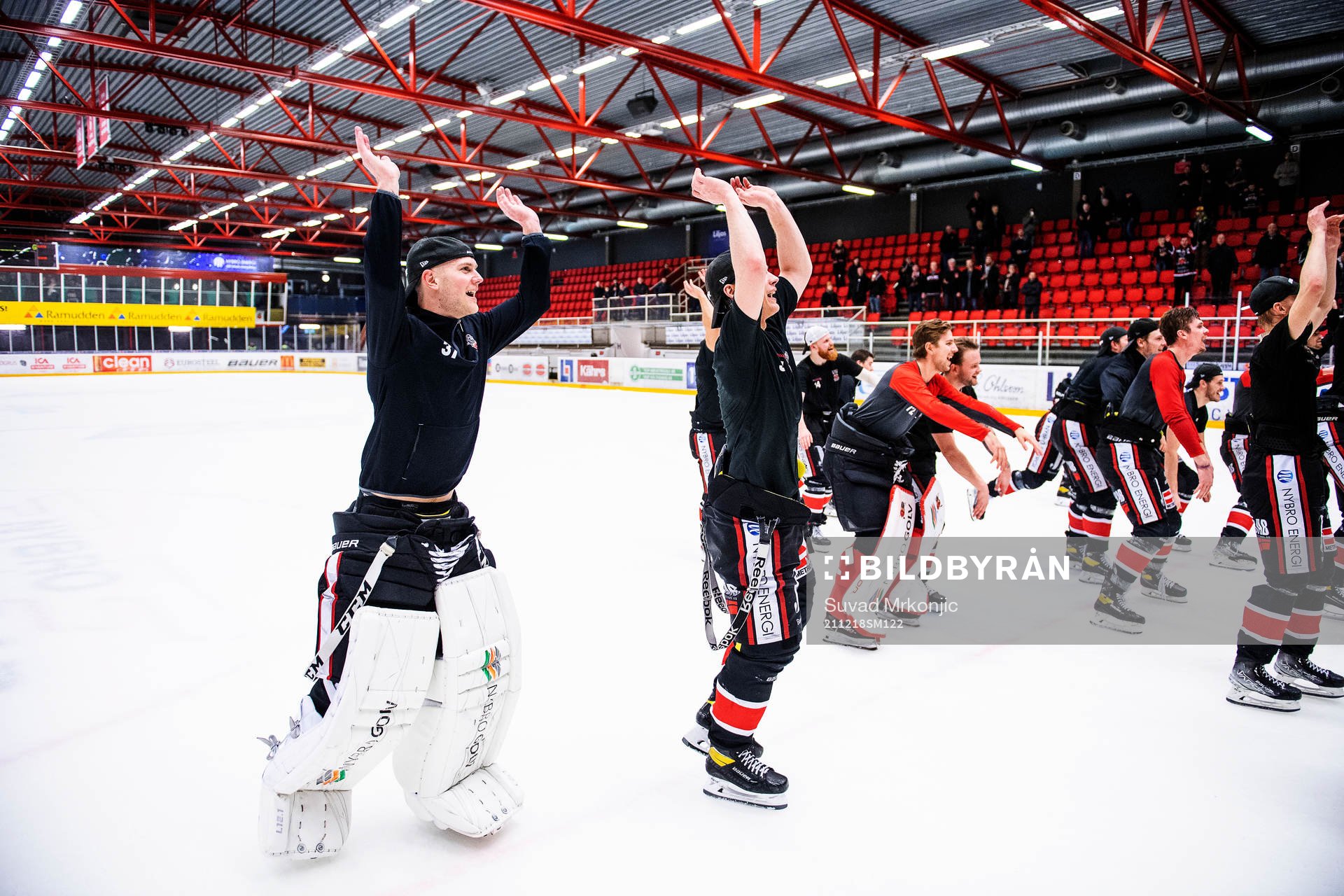 Nybros målvakt Robin Johansson jublar med lagkamrater