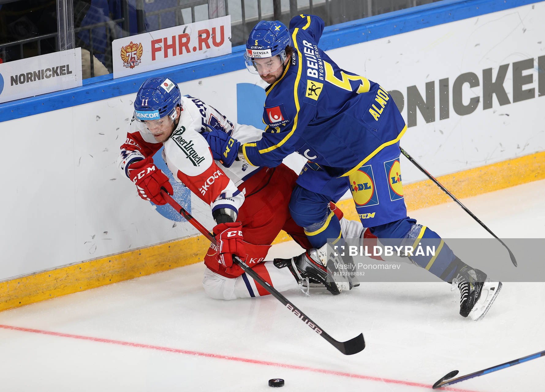 Christian Juus of Sweden and Andrey Nestrashil  of Czech