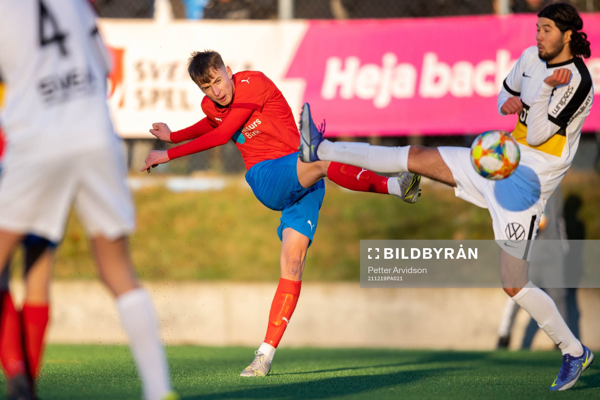 Helsingborgs Lukas Kjellnäs och AIKs Hadi Noori under finalen i P17-Allsvenskan mellan Helsingborg och AIK den 19 december 2021 i Helsingborg. 