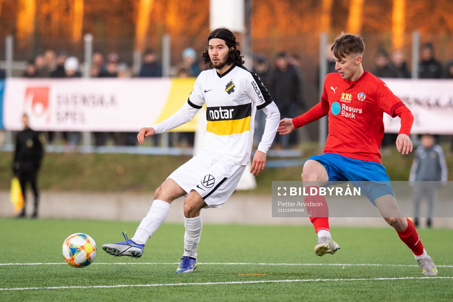 AIKs Hadi Noori och Helsingborgs Anton Nilsson under finalen i P17-Allsvenskan mellan Helsingborg och AIK den 19 december 2021 i Helsingborg.