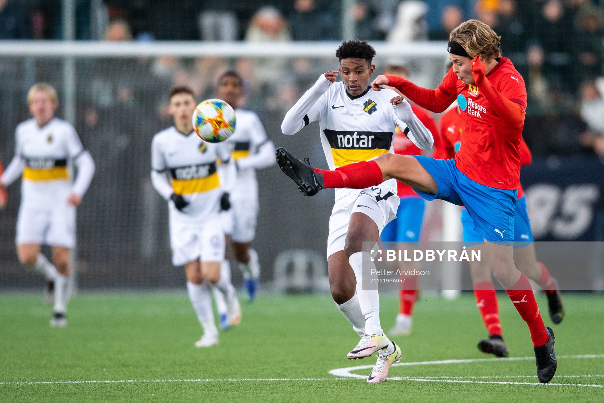 AIKs Amar Abdirahman Ahmed och Helsingborgs Daniel Bergman under finalen i P17-Allsvenskan mellan Helsingborg och AIK den 19 december 2021 i Helsingborg.