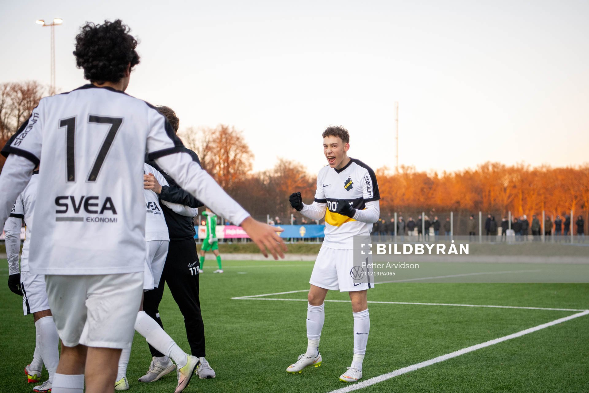AIKs Victor Andersson jublar efter 2-4 av Amar Abdirahman Ahmed (ej i bild) under finalen i P17-Allsvenskan mellan Helsingborg och AIK den 19 december 2021 i Helsingborg.