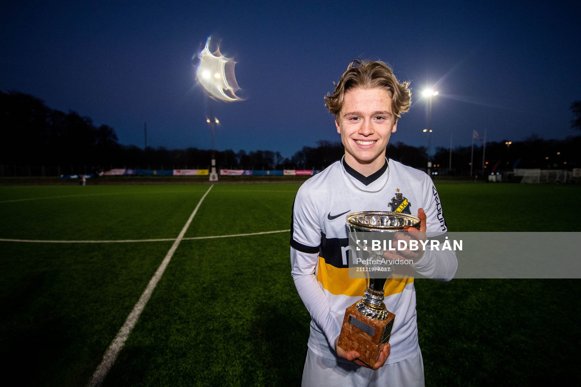 AIKs Victor Andersson jublar efter segern i finalen i P17-Allsvenskan mellan Helsingborg och AIK den 19 december 2021 i Helsingborg.