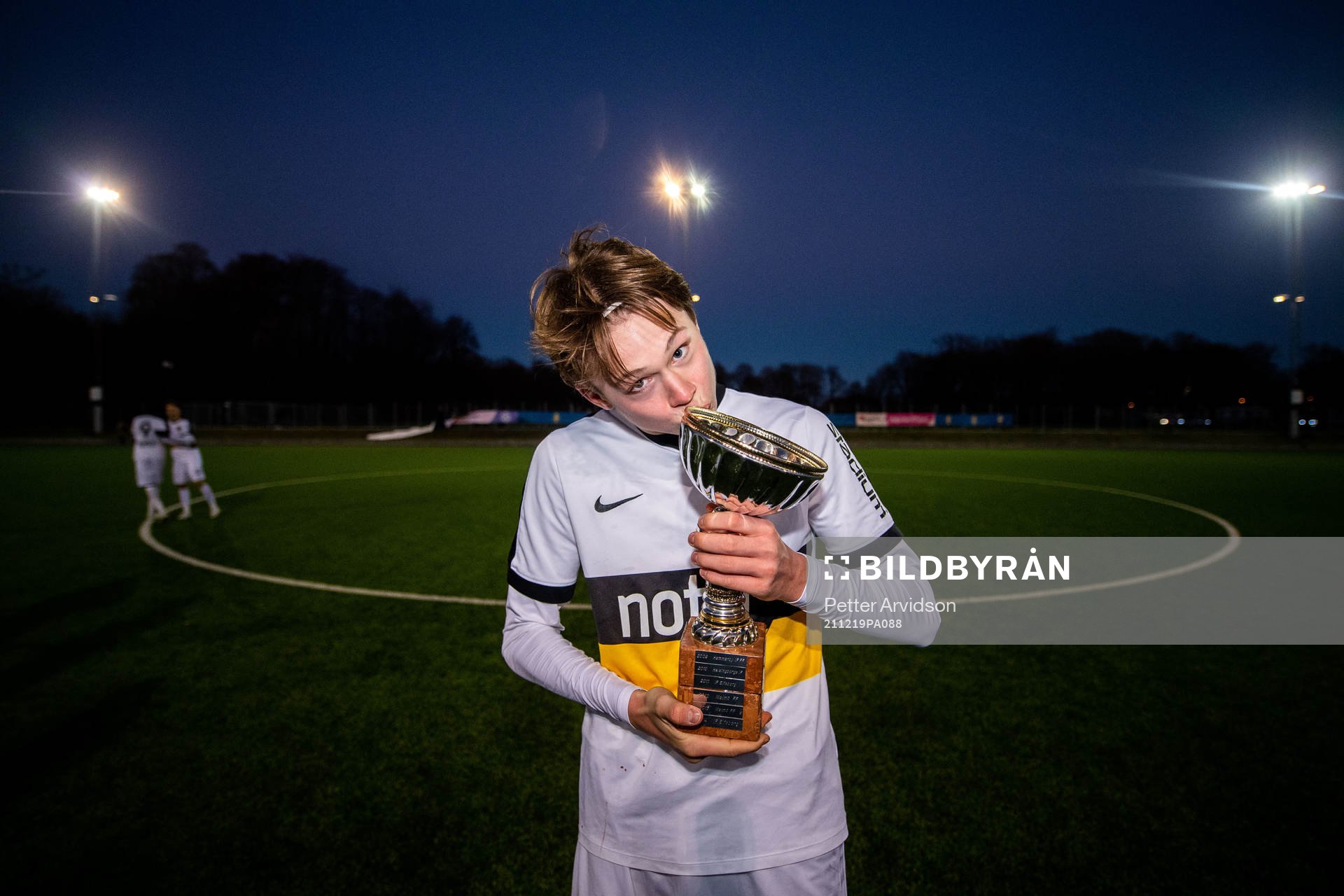 AIKs Wilmer Olofsson jublar efter segern i finalen i P17-Allsvenskan mellan Helsingborg och AIK den 19 december 2021 i Helsingborg.