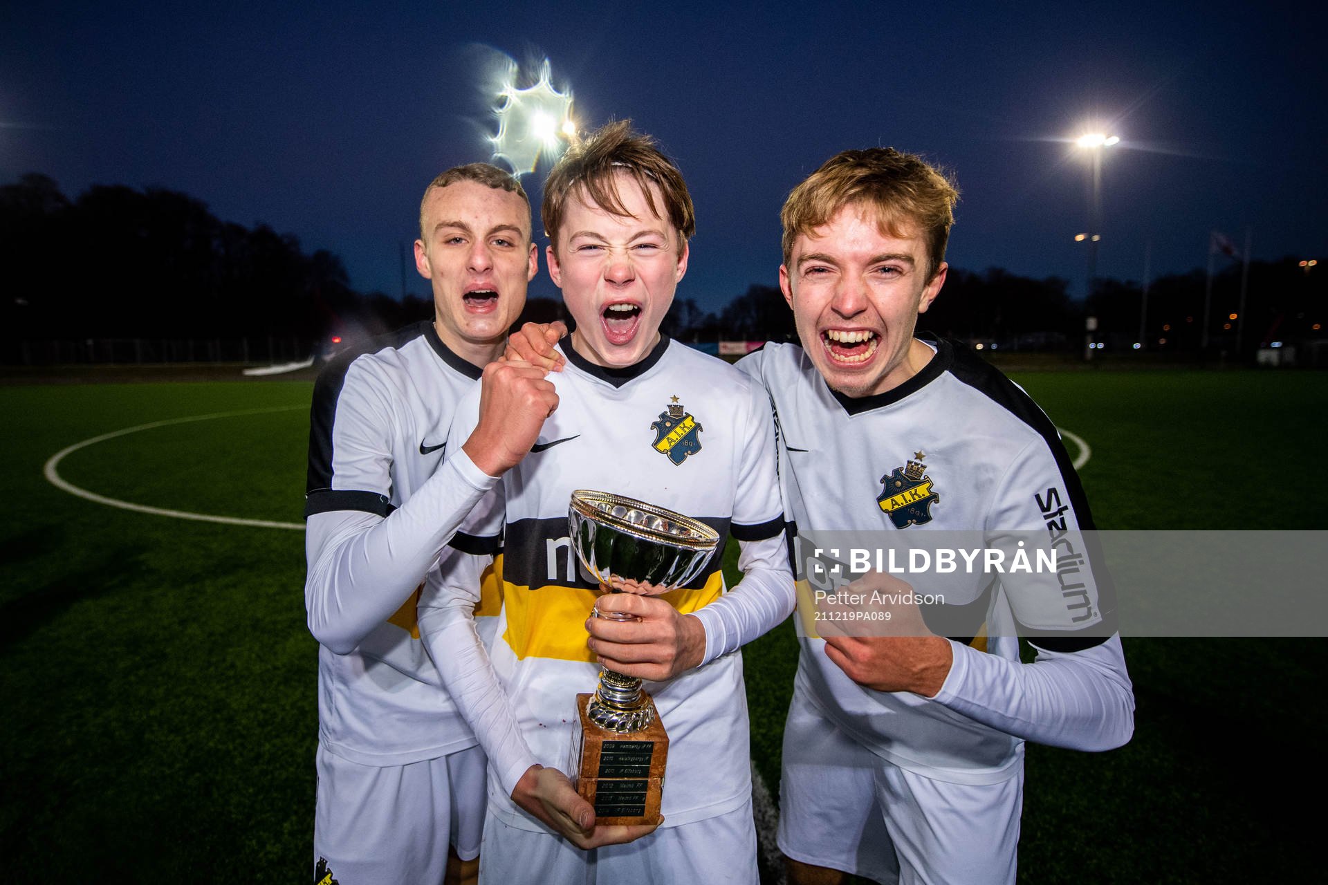 AIKs Nikola Radojcic, Wilmer Olofsson och Marcus Valgma jublar efter segern i finalen i P17-Allsvenskan mellan Helsingborg och AIK den 19 december 2021 i Helsingborg.