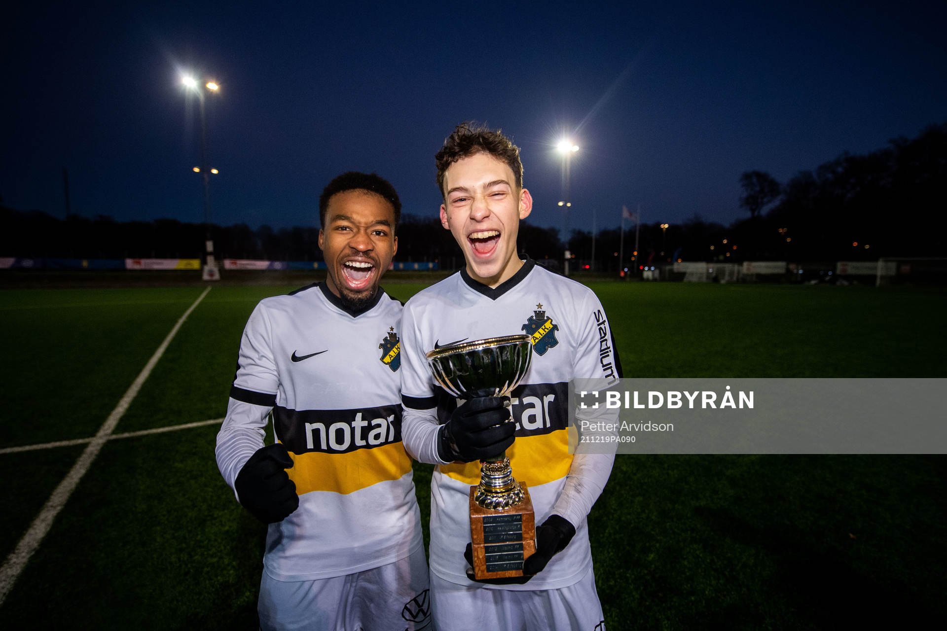 AIKs Salim Nkubiri och Victor Andersson  jublar