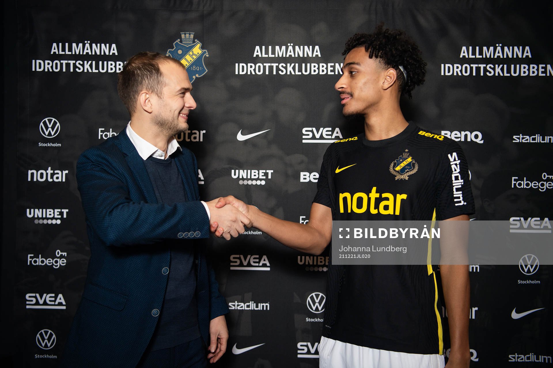 AIK:s sportchef Henrik Jurelius med nyförvärvet Jesper Ceesay under en fotografering med AIK den 21 december 2021 i Stockholm. 