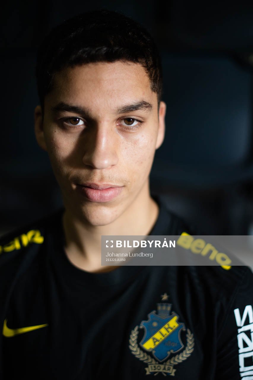 AIK:s nyförvärv Rasmus Bonde under en fotografering med AIK den 21 december 2021 i Stockholm. 