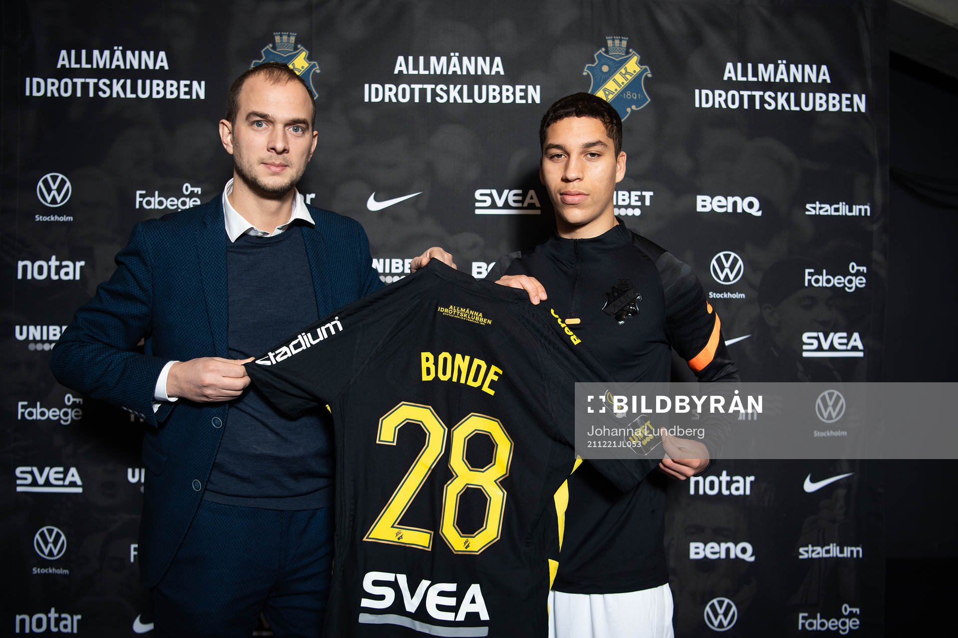 s sportchef Henrik Jurelius med nyförvärvet Rasmus Bonde