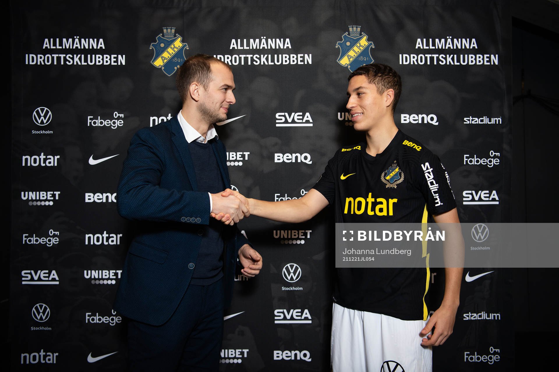 s sportchef Henrik Jurelius med nyförvärvet Rasmus Bonde