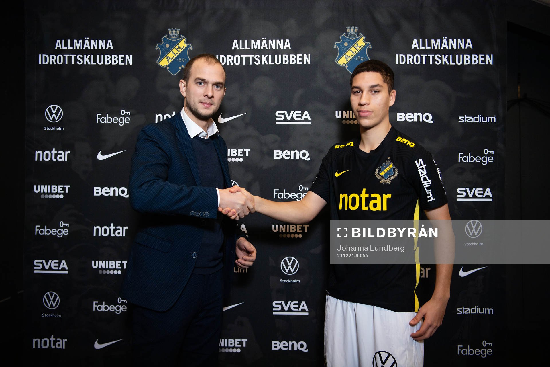 s sportchef Henrik Jurelius med nyförvärvet Rasmus Bonde