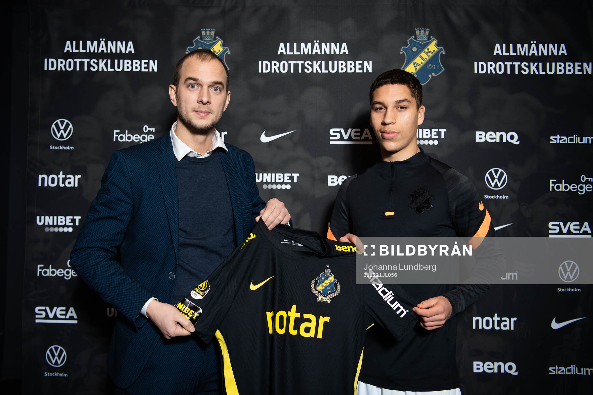 s sportchef Henrik Jurelius med nyförvärvet Rasmus Bonde