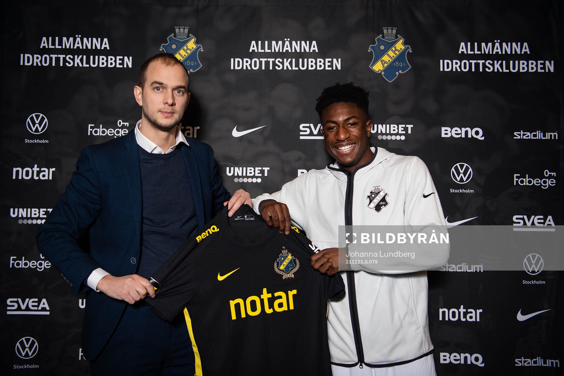 AIK:s sportchef Henrik Jurelius med nyförvärvet  Josafat Mendes under en fotografering med AIK den 21 december 2021 i Stockholm. 