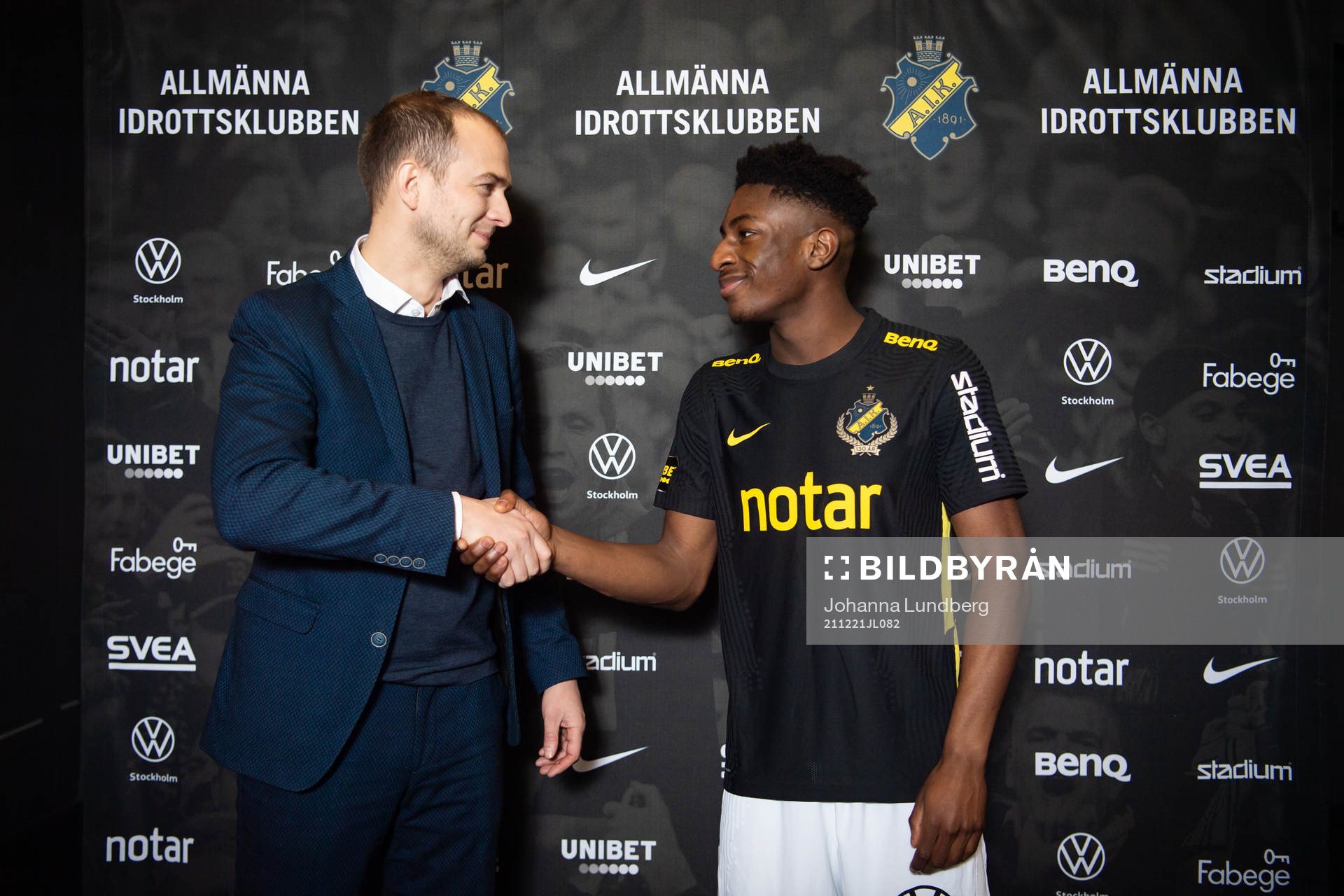 AIK:s sportchef Henrik Jurelius med nyförvärvet  Josafat Mendes under en fotografering med AIK den 21 december 2021 i Stockholm. 