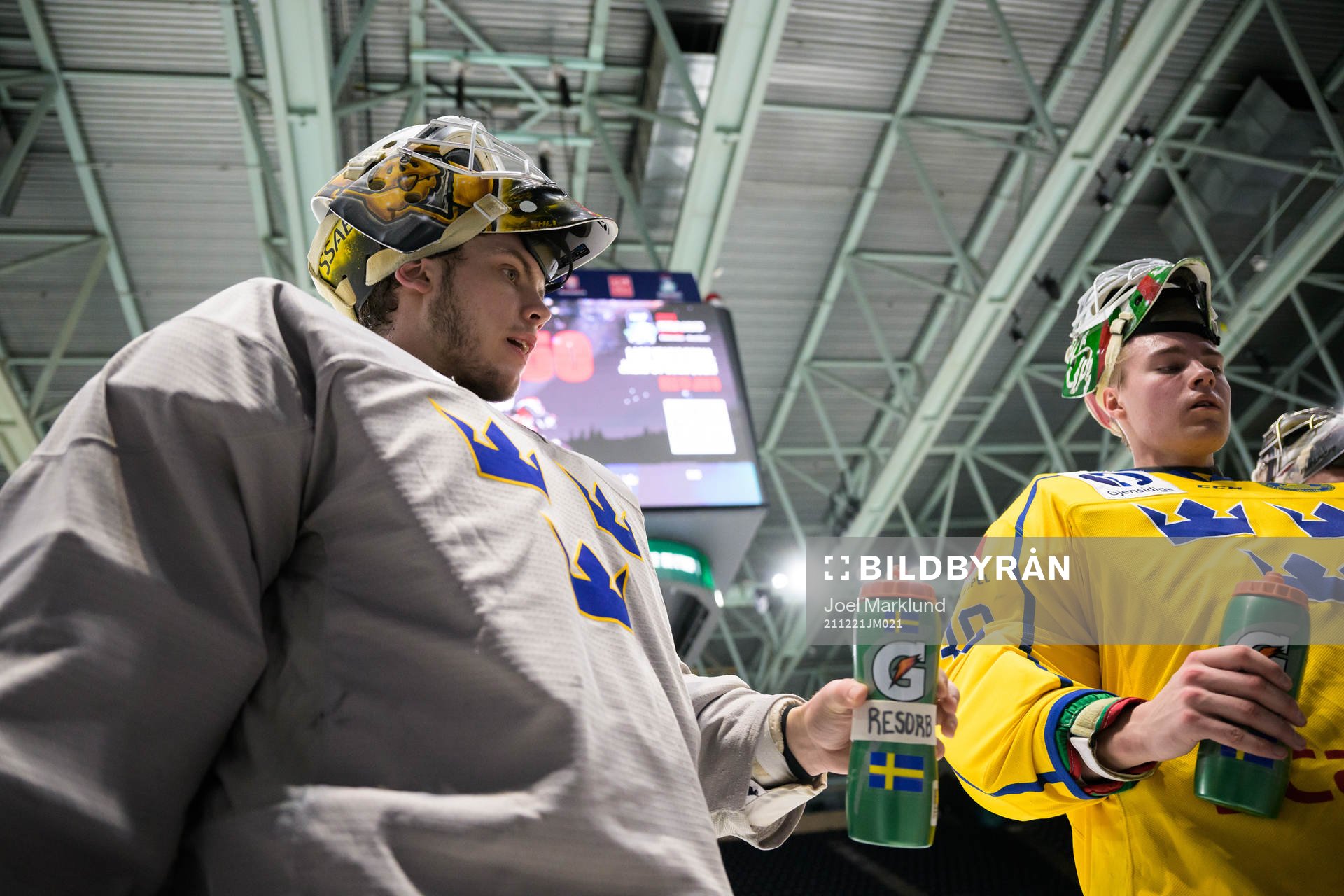 Goaltenders Jesper Wallstedt and Calle Clang of the Swedish