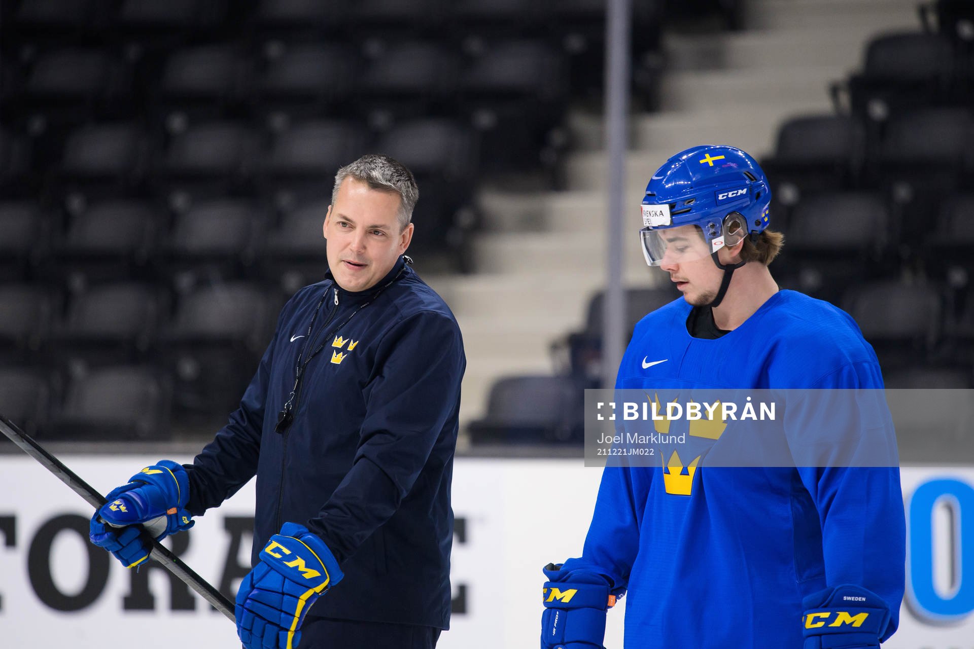 Head coach Tomas Montén and Alexander Holtz of the Swedish
