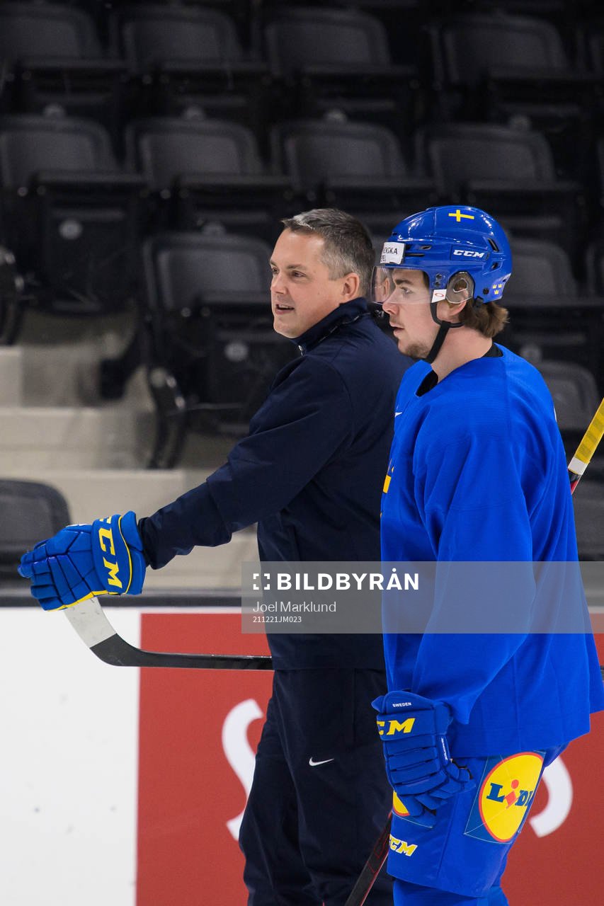 Head coach Tomas Montén and Alexander Holtz of the Swedish