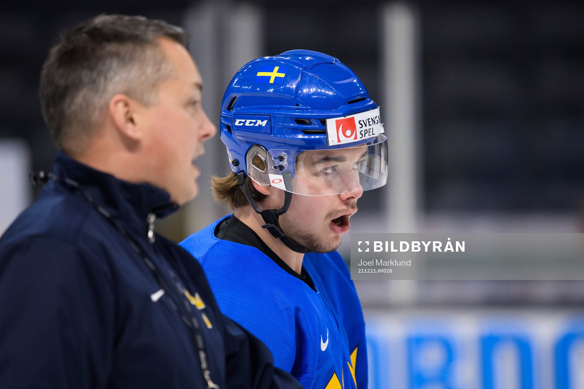 Head coach Tomas Montén and Alexander Holtz of the Swedish
