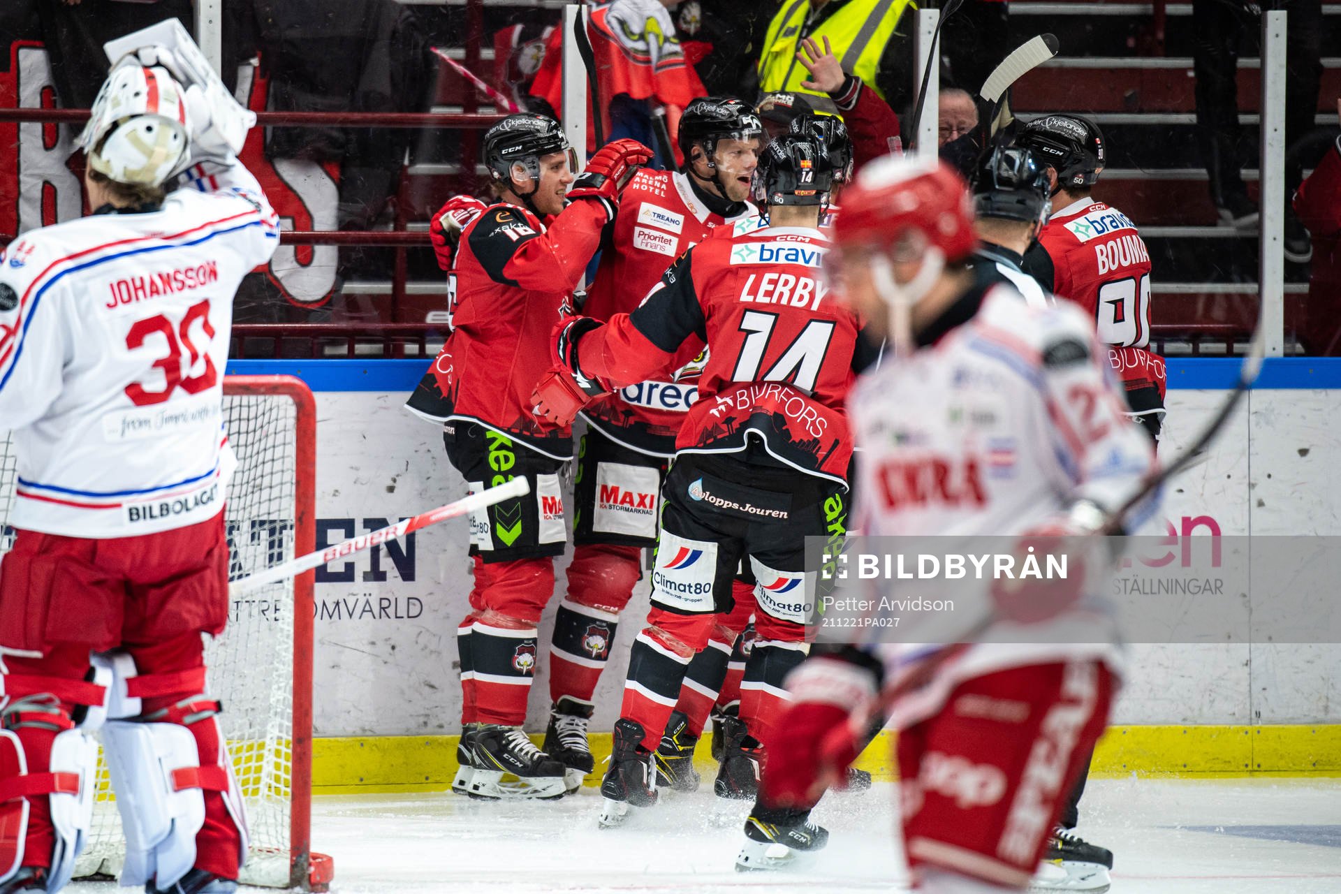 Malmö Redhawks Matias Lassen jublar med lagkamrater