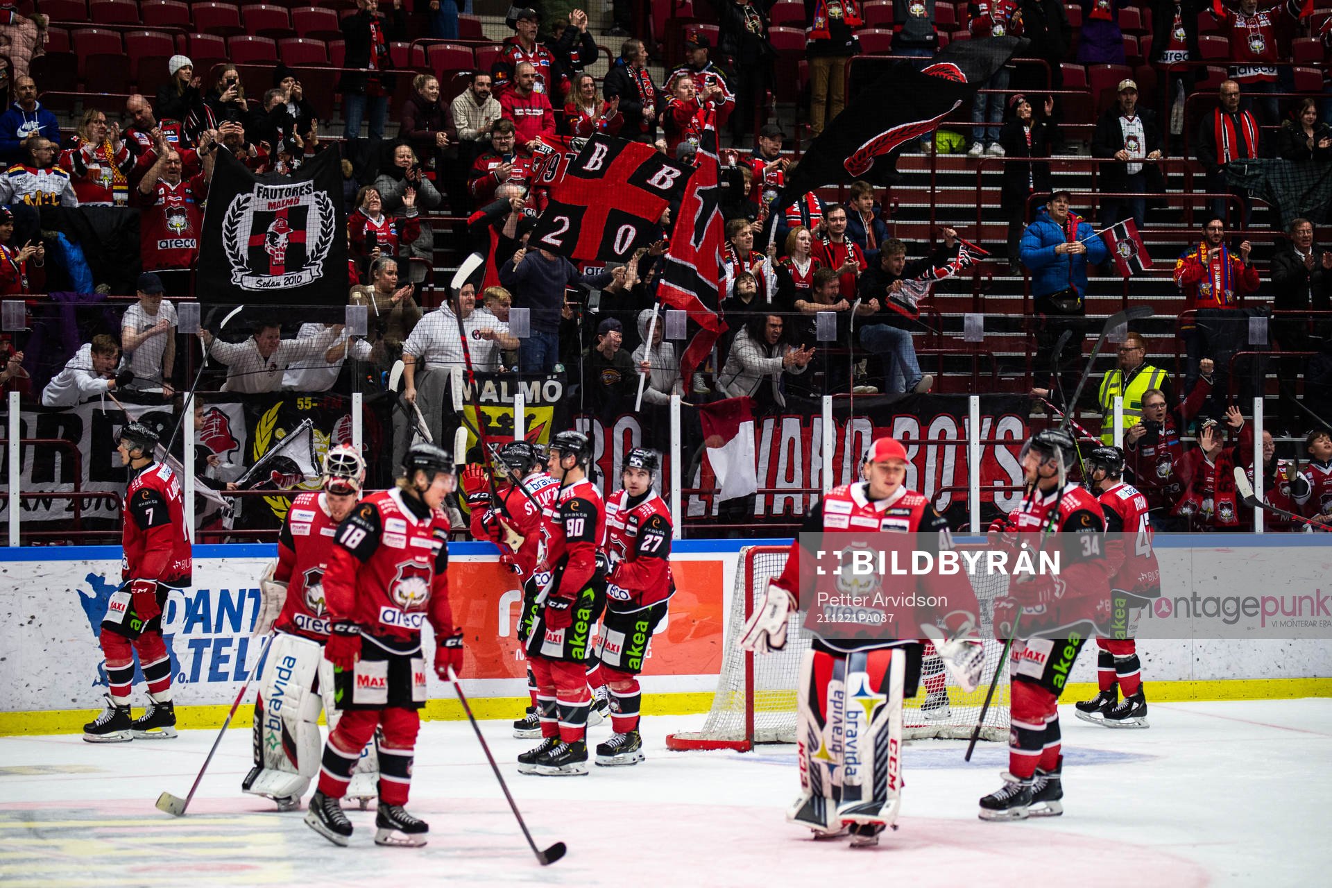 Malmö Redhawks spelare jublar mot supportrar