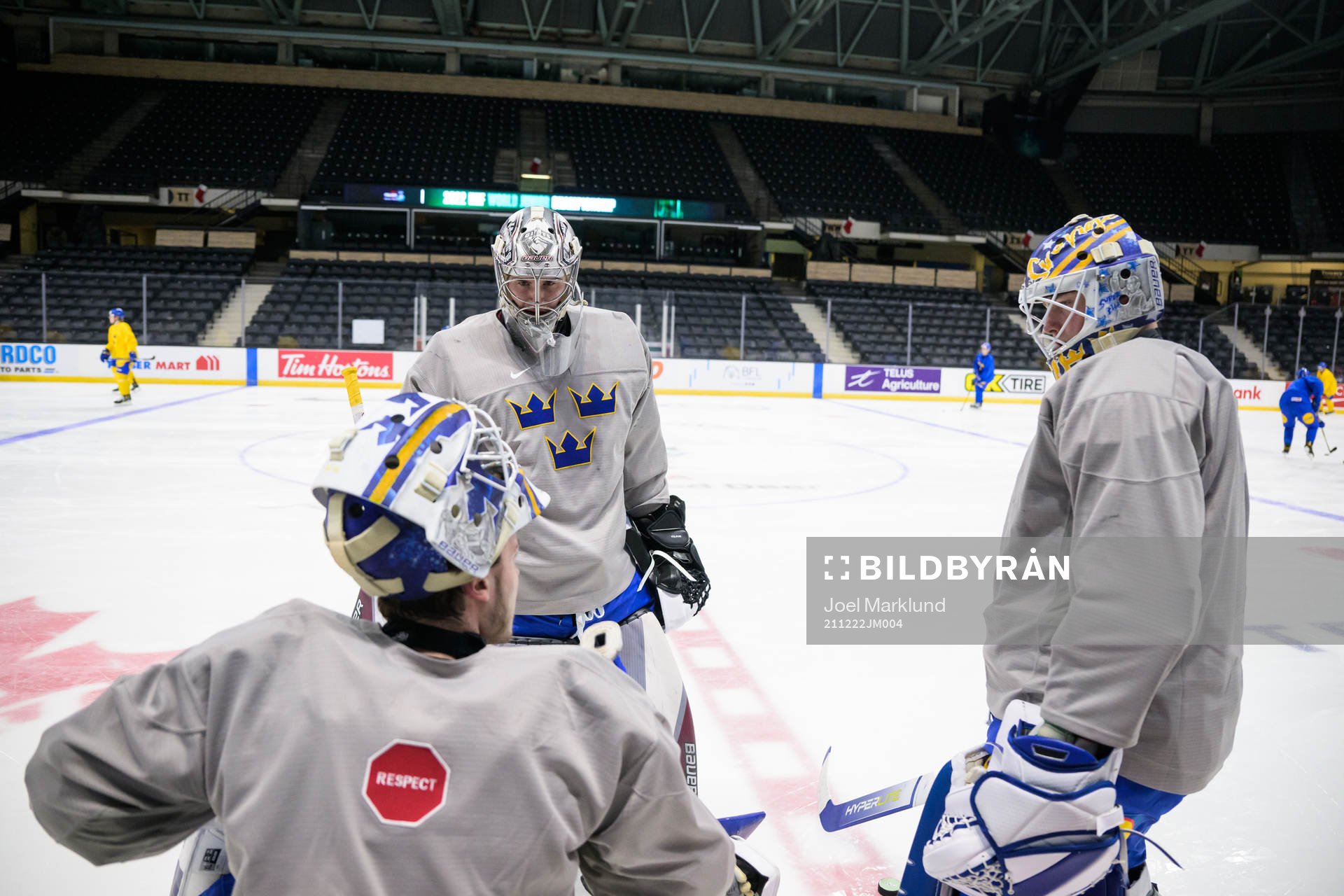 Goaltender Jesper Wallstedt, Jesper Vikman and Calle Clang