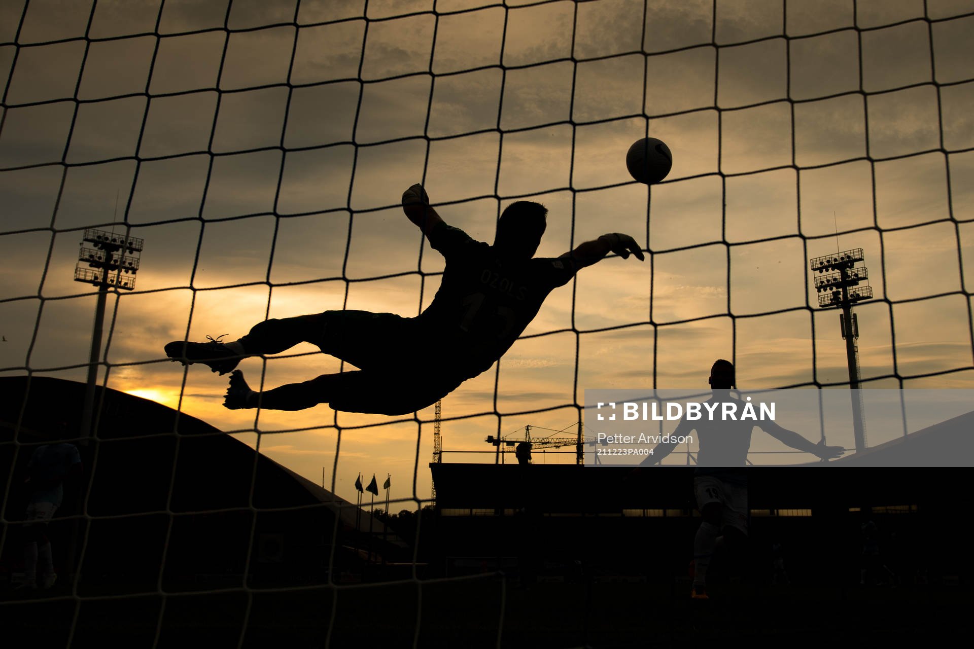 This picture is part of Bildbyrån’s selection of best sports photos from 2021. Originally published 210713 Goalkeeper Roberts Ozols of Riga makes a save during the UEFA Champions League qualifying football match between Riga and Malmö FF on July 13, 2021 in Riga.