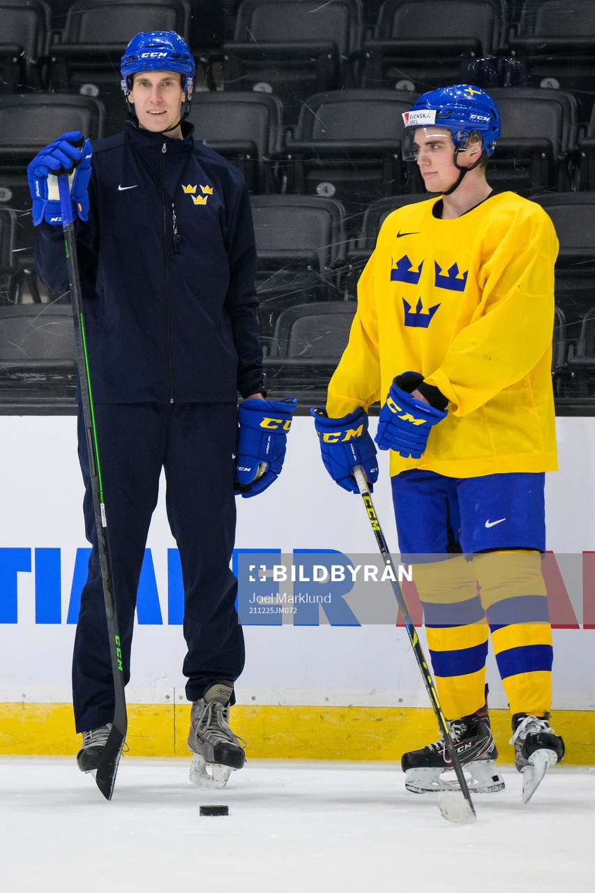 Assistant coach Joel Rönnmark and Elias Stenman of Sweden