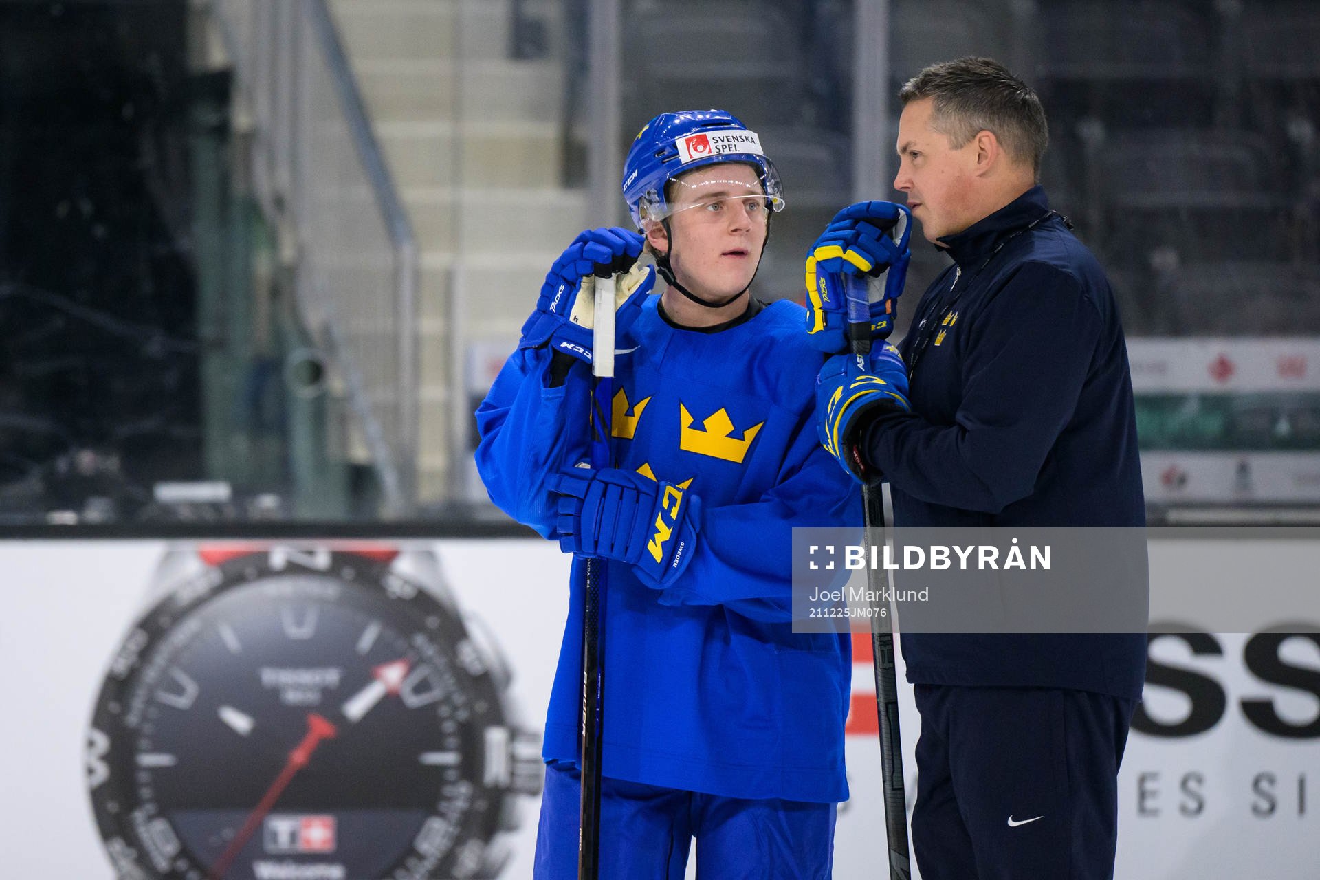 Emil Andrae and head coach Tomas Montén of Sweden at a