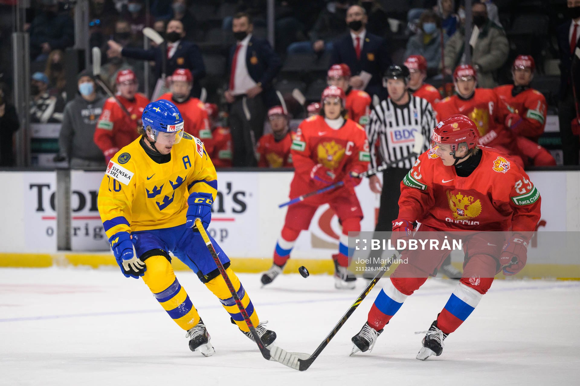 Alexander Holtz of Sweden and Yegor Savikov of Russia