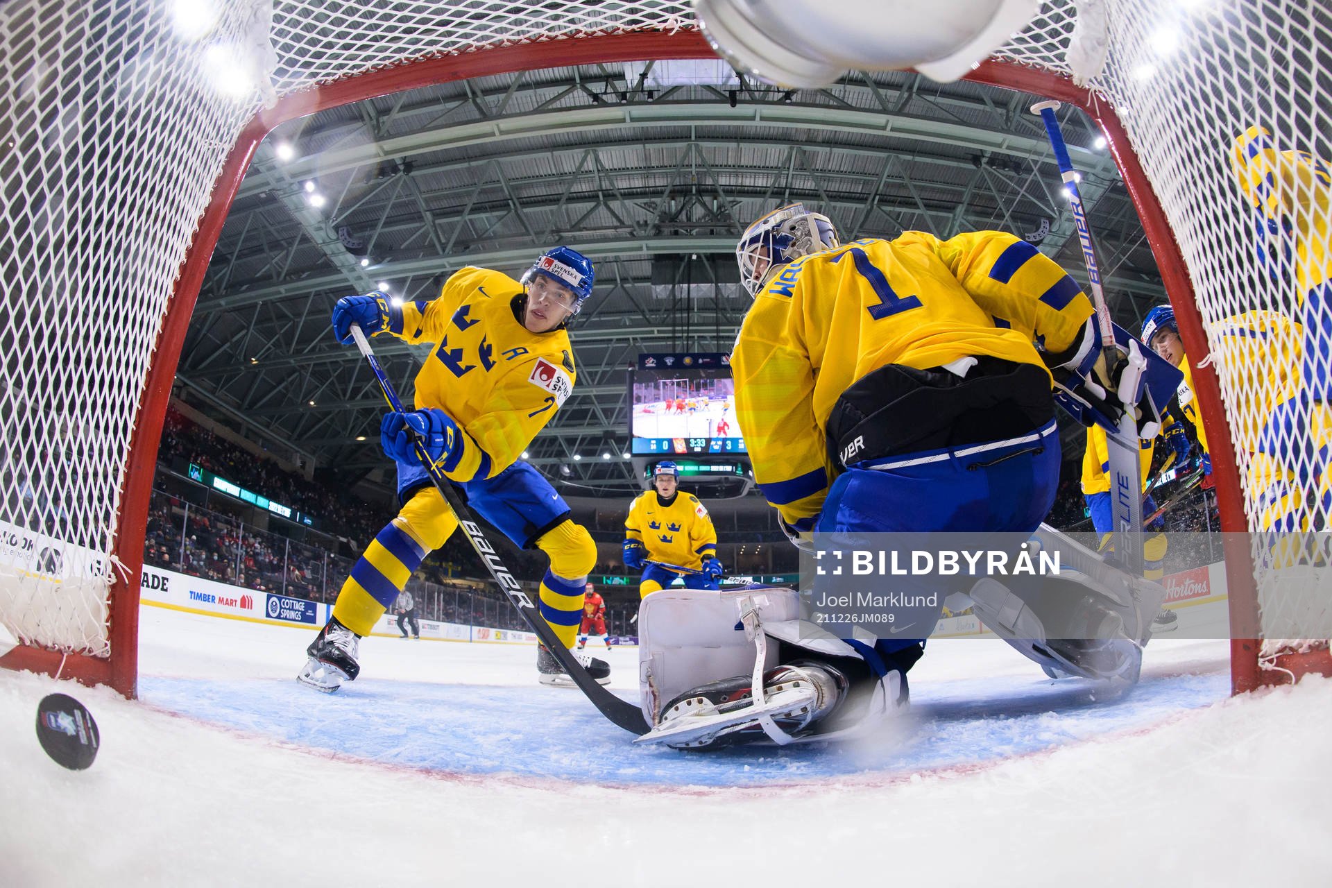 Simon Edvinsson and goaltender Jesper Wallstedt of Sweden