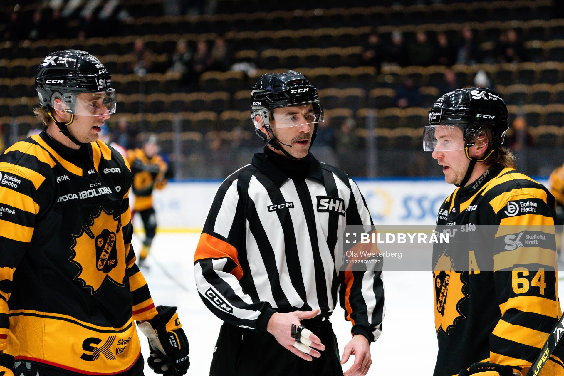 Skellefteås Filip Roos, domare Linus Öhlund och