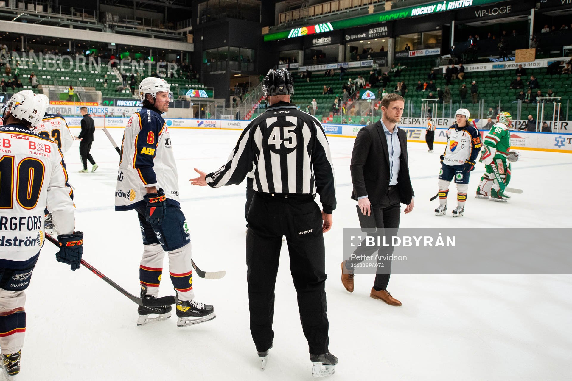 Djurgårdens Stefan Warg i samtal med domare Andréas