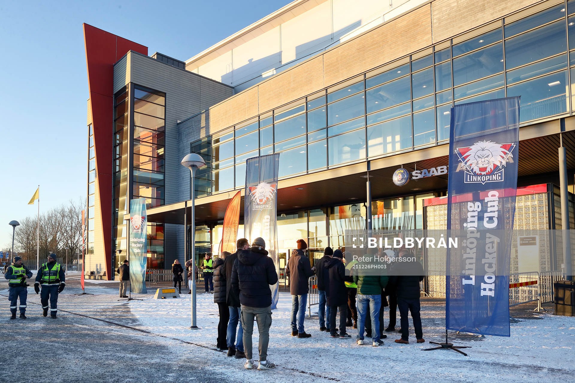 Vaccinationspass kontrolleras utanför SAAB Arena