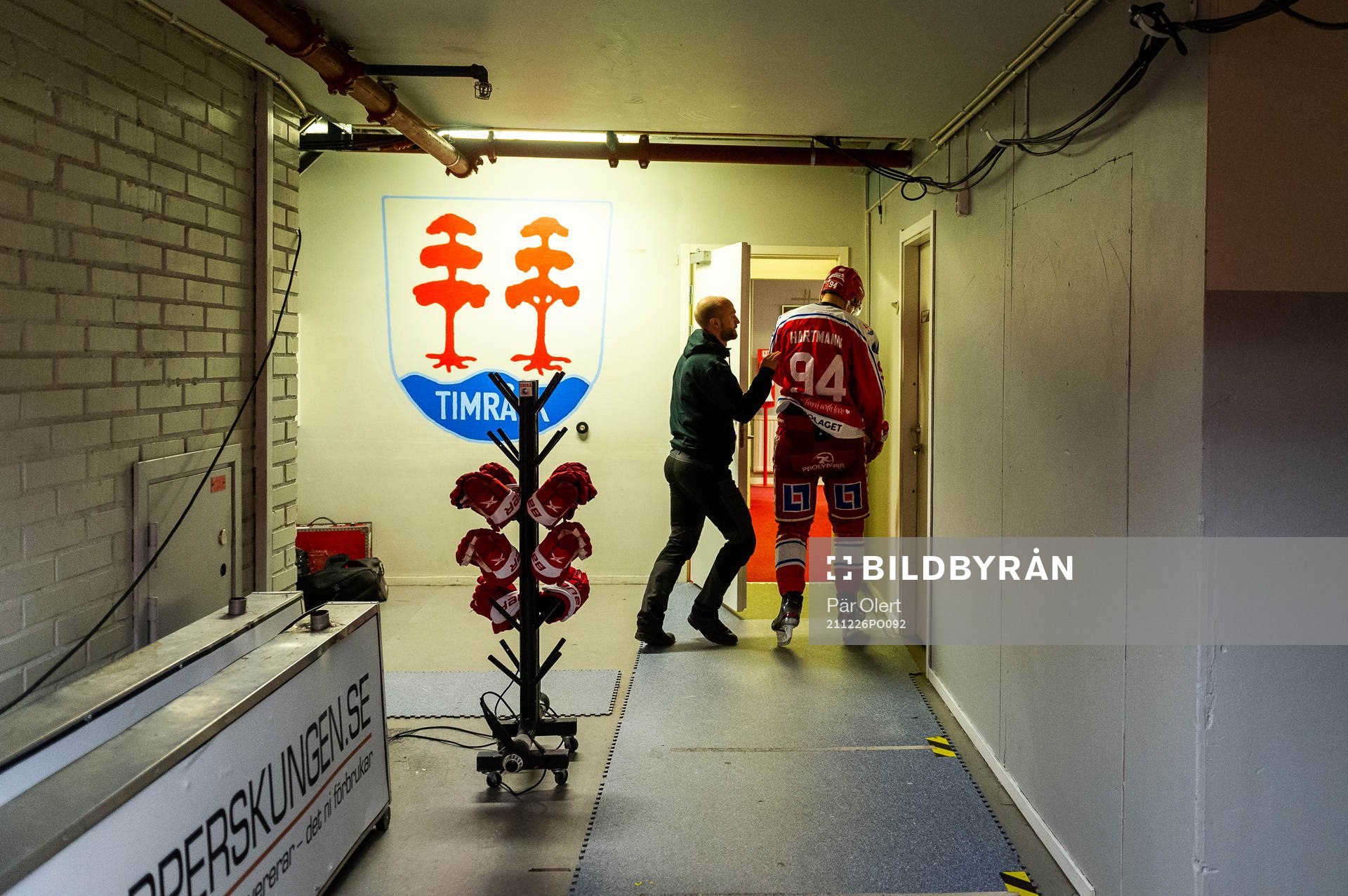 Timrås Sebastian Hartmann lämnar isen