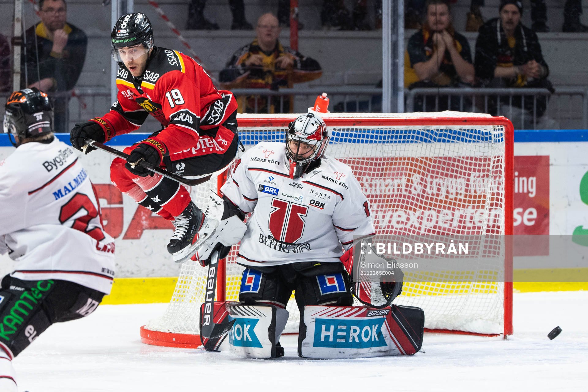 Luleås Konstantin Komarek och Örebros målvakt Jhonas