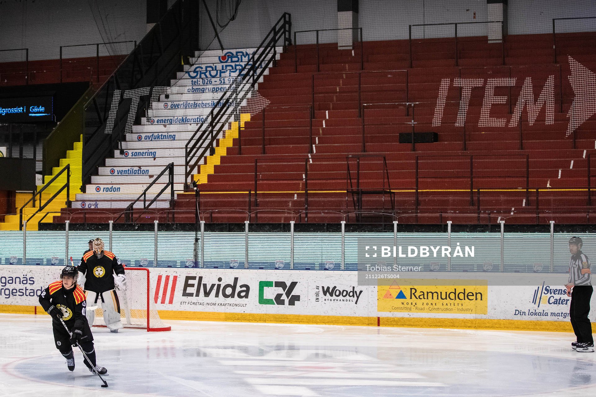 Brynäs Tom Hedberg framför tomma läktare