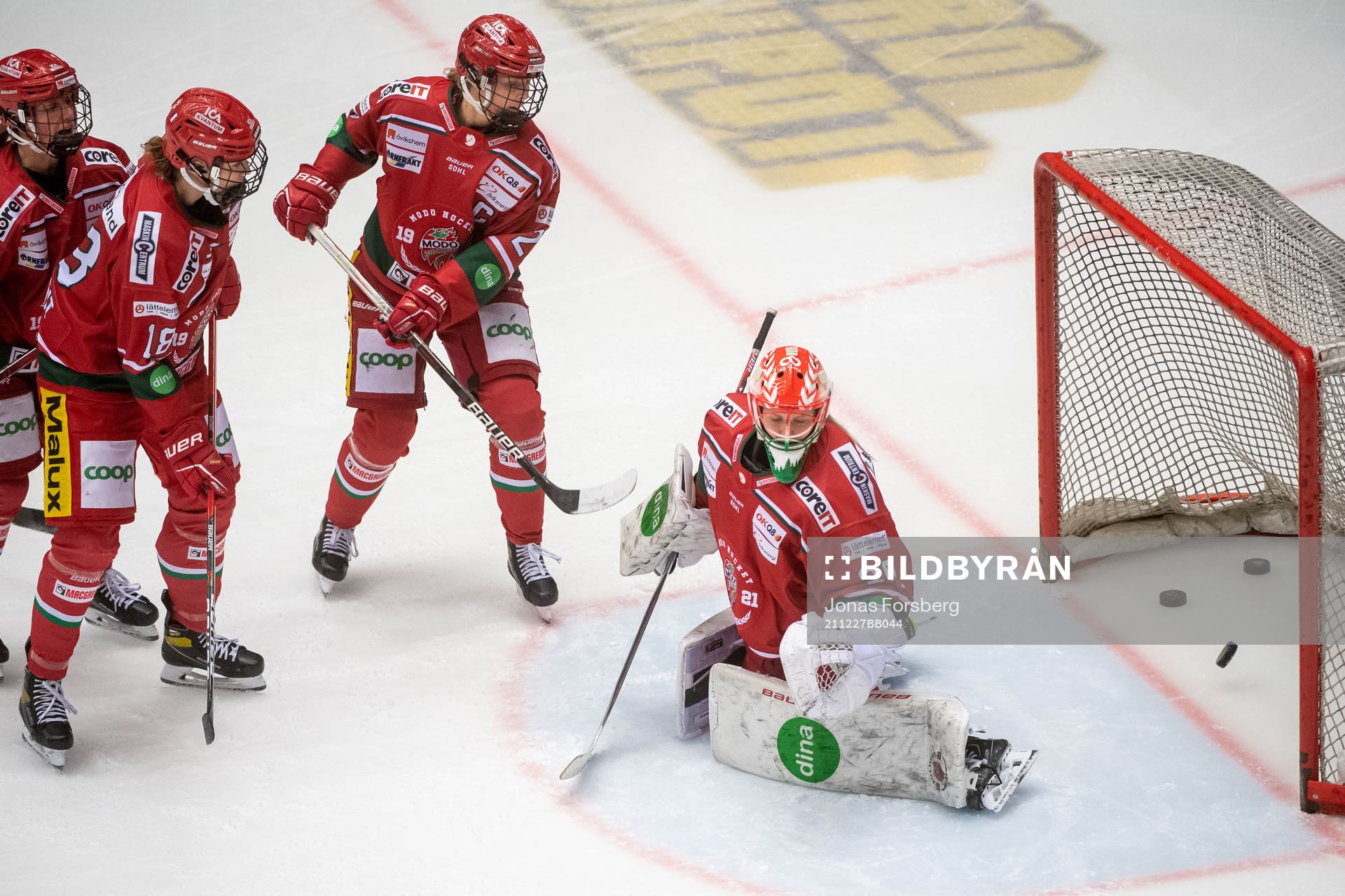 Modos målvakt Viktorije Svejdova värmer upp