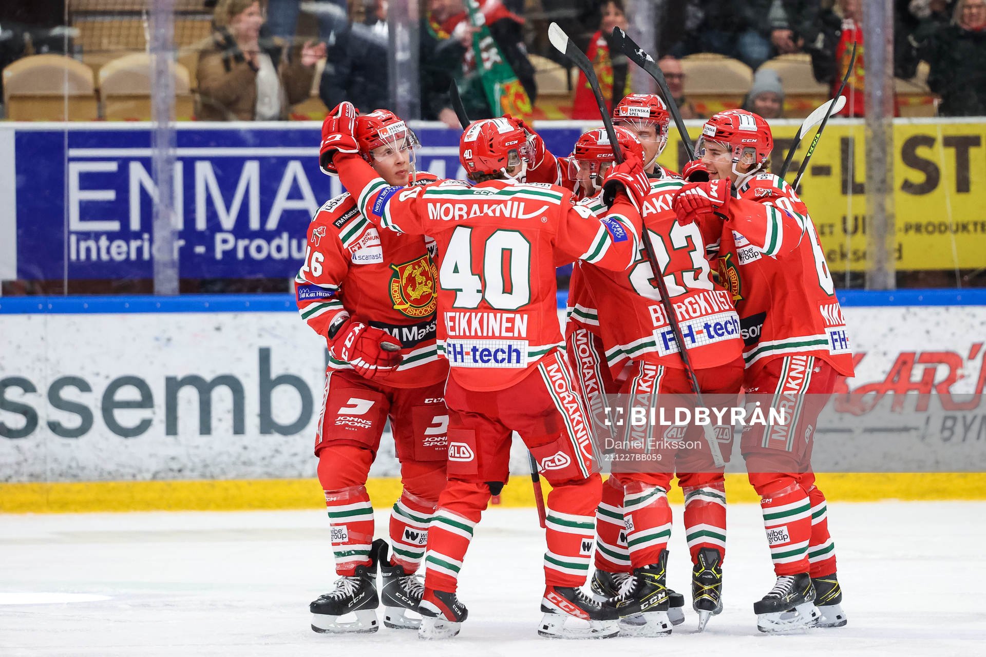 Moras Emil Oksanen jublar med lagkamrater