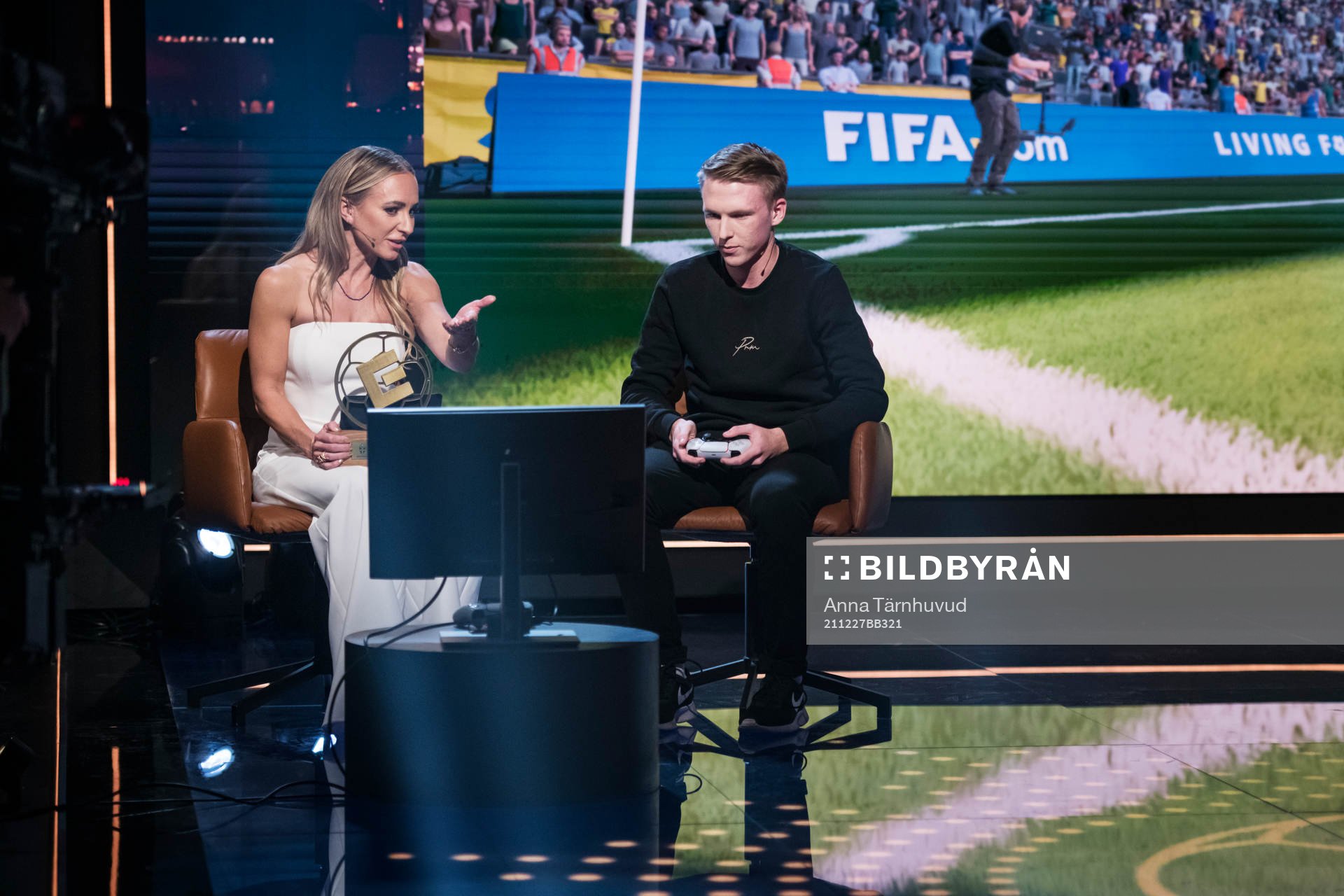 Programledare Frida Nordstrand och Oliver Olliboli Uttgren