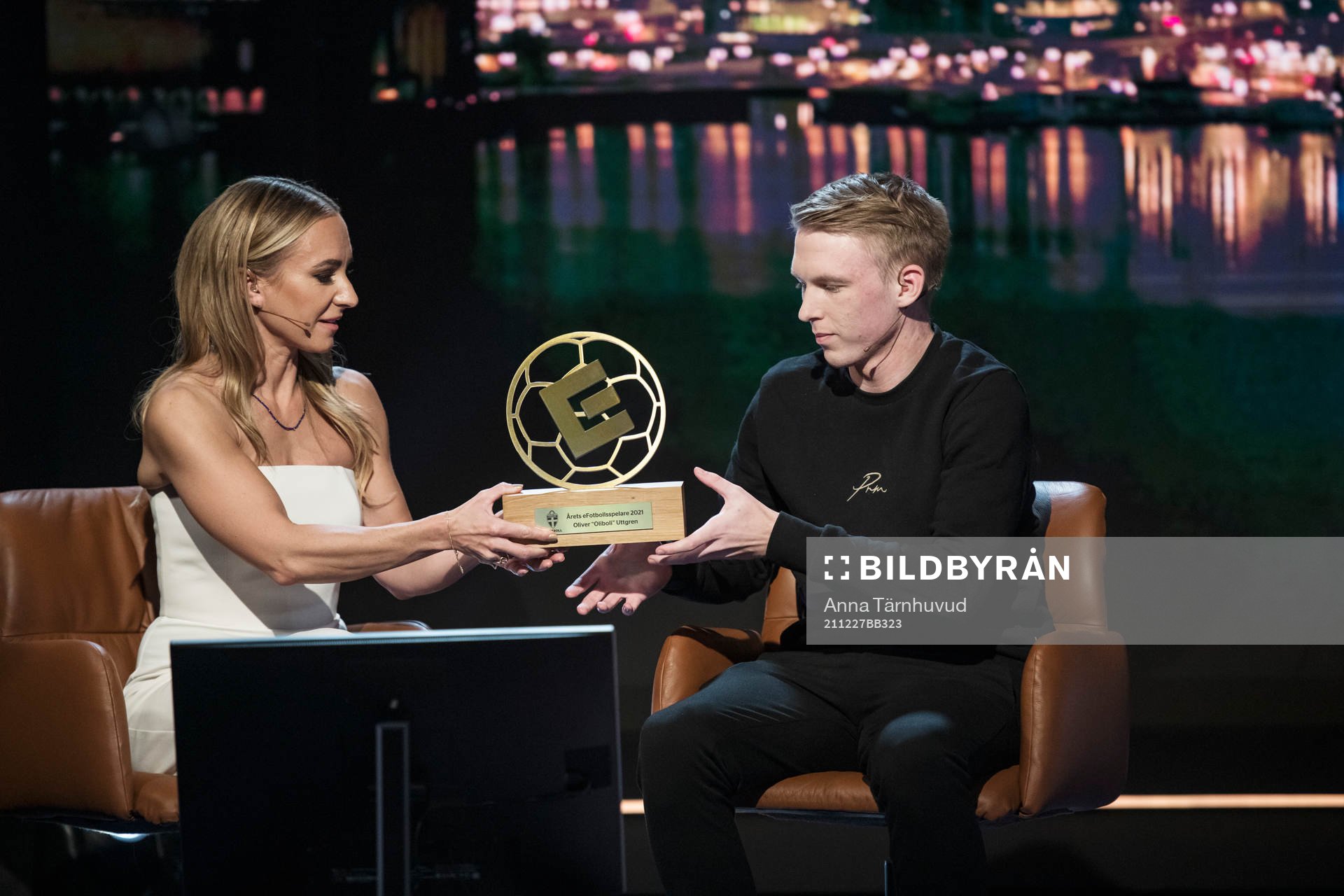 Programledare Frida Nordstrand och Oliver Olliboli Uttgren