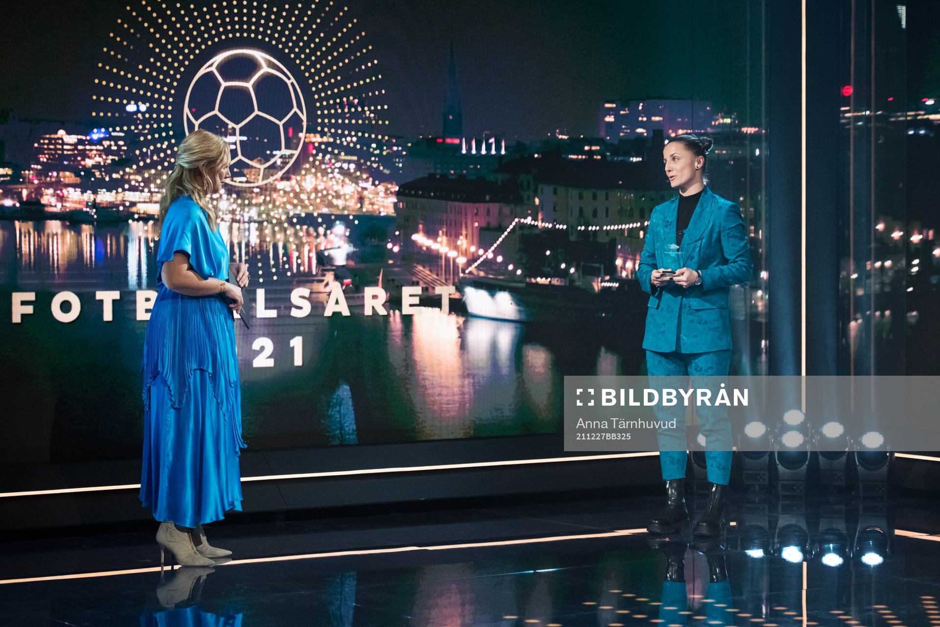 Programledare Anna Brolin och Almira Spahic med priset som Årets Domare under Fotbollsåret 2021 den 22 december 2021 i Stockholm.