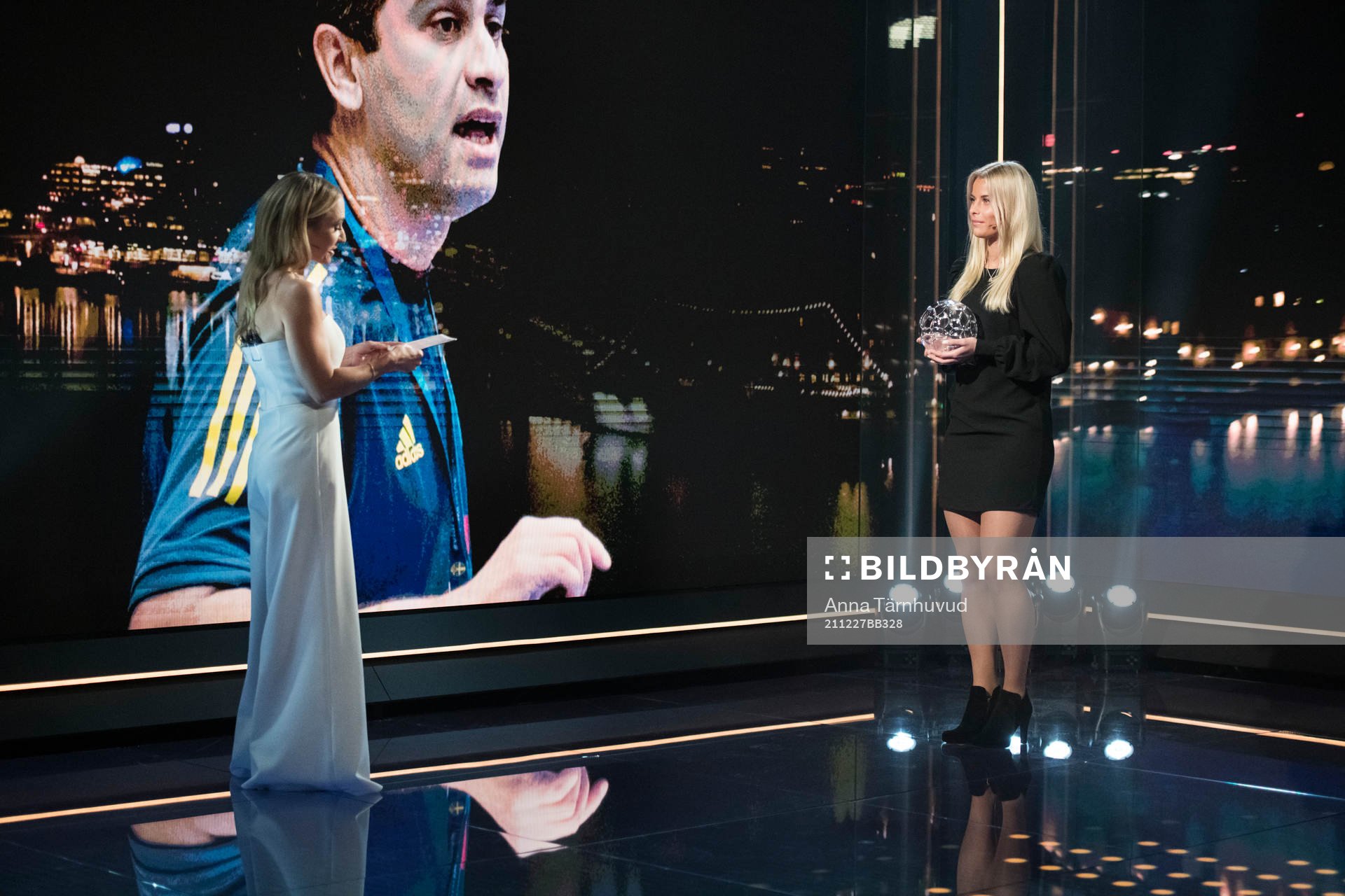 Programledare Frida Nordstrand och Madeleine Stegius med