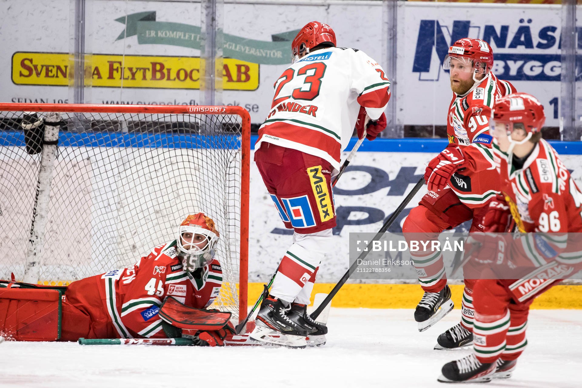 Moras målvakt Andreas Ljunggren och Modos Daniel Sylwander