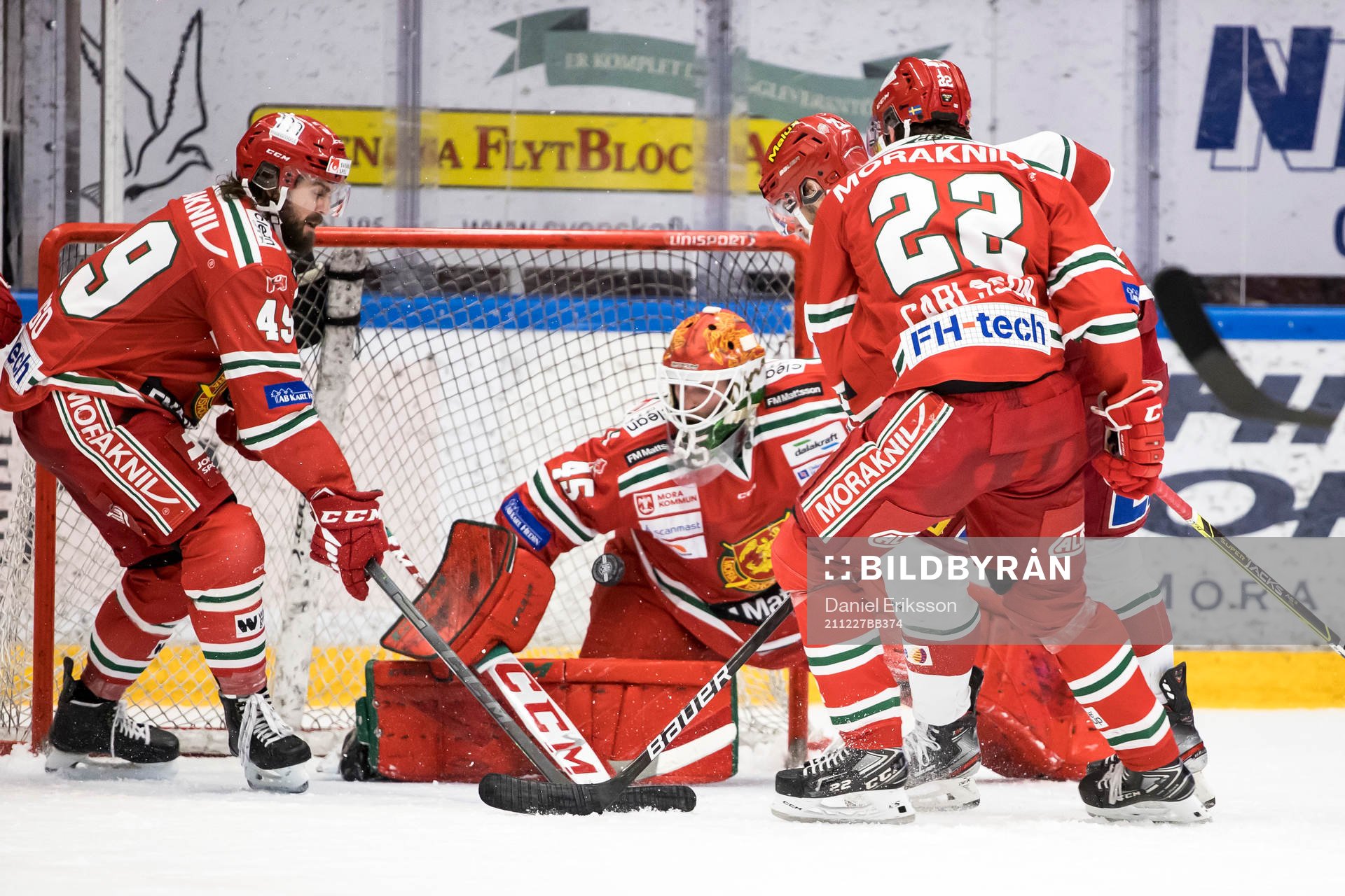 Moras Steven Seigo och målvakt Andreas Ljunggren