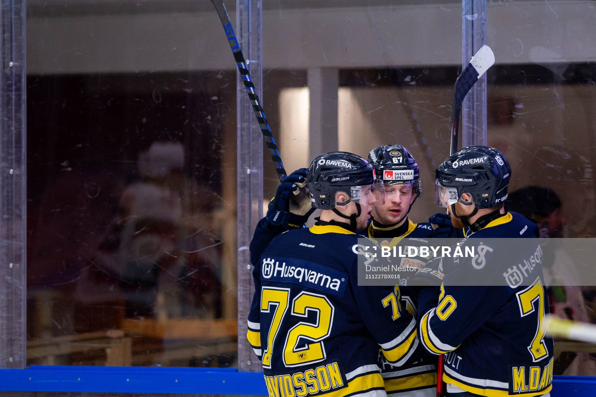 s Christoffer Törngren jublar med lagkamrater