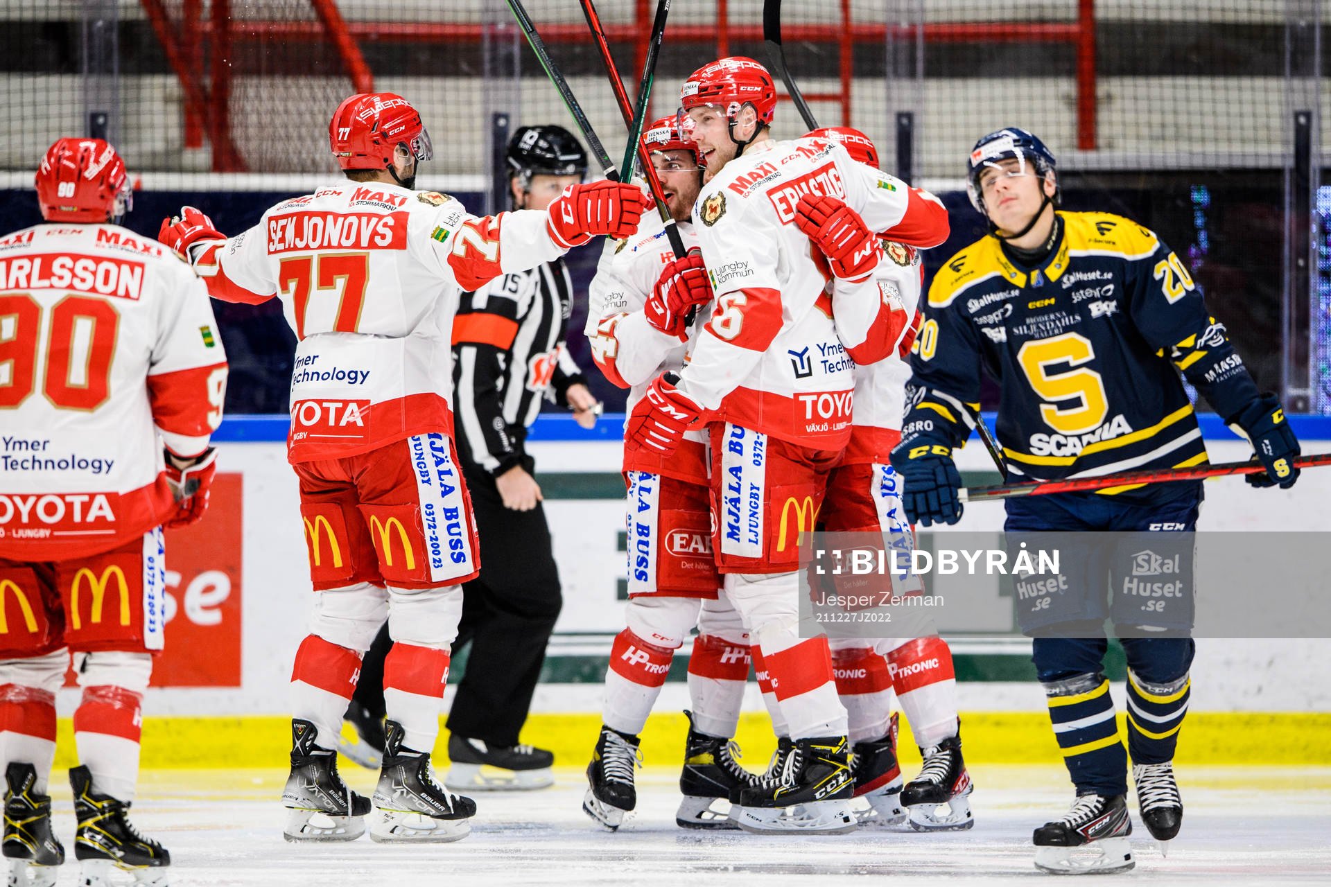 Troja-Ljungbys Victor Öhman jublar med lagkamrater
