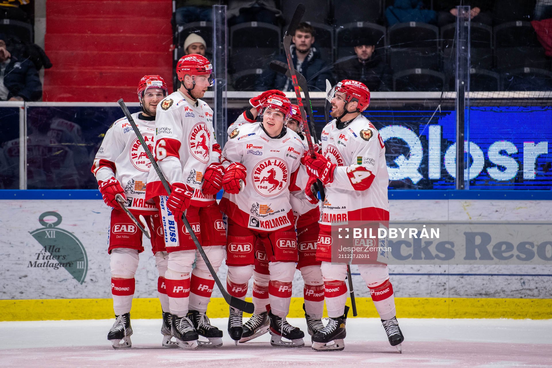 Troja-Ljungbys  Victor Öhman (m) jublar med lagkamrater