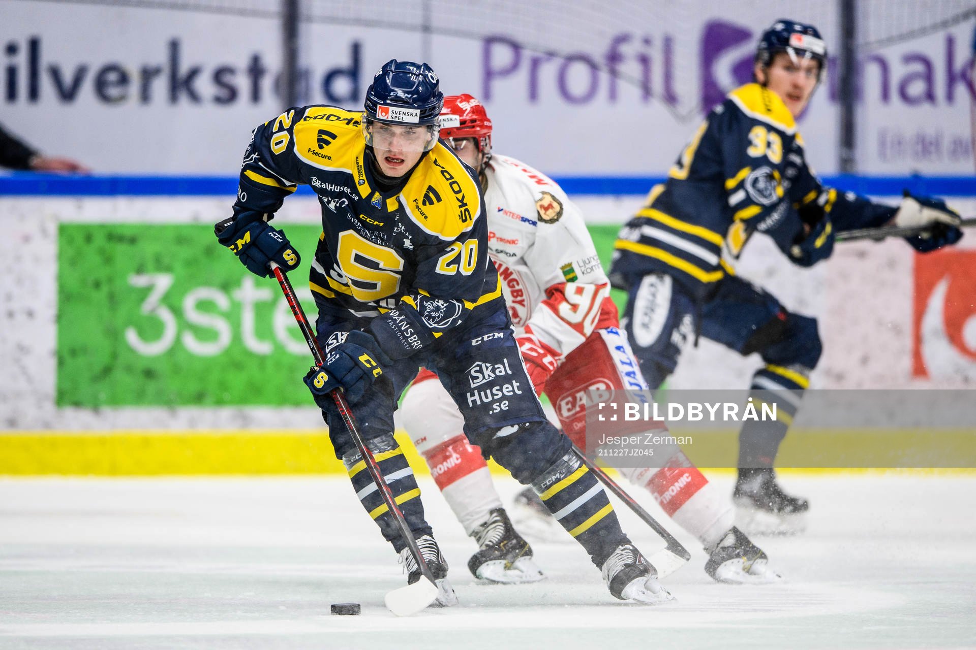 Södertäljes Nikola Pasic och Troja-Ljungbys Kevin Karlsson